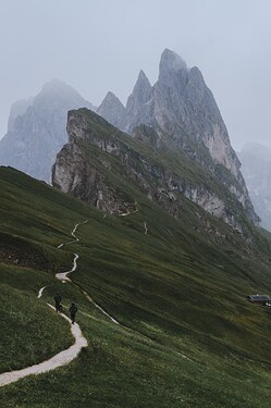 Seceda峰山顶上看到的盖斯勒峰